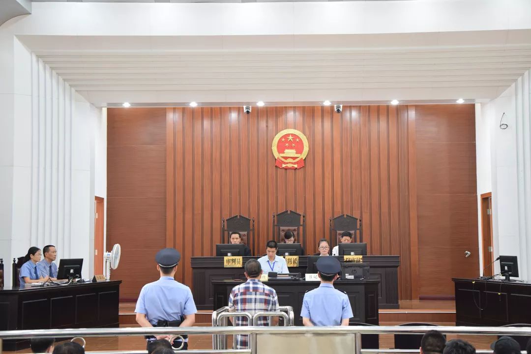 全市首例非法校車超載危險駕駛案開庭，鄭其文檢察長出庭公訴