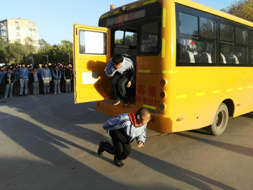 “校車消防安全大課堂”遙墻中學(xué)校車消防演練
