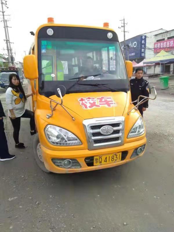 使用假證開(kāi)校車(chē) 交警拘你沒(méi)商量