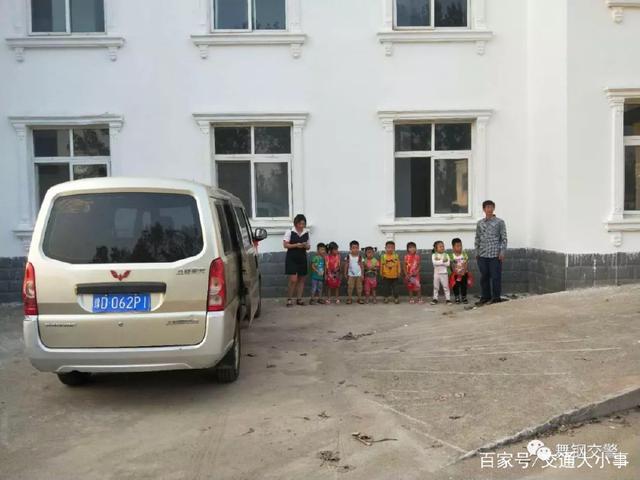 典型黑校車：核載8人，實載30人，其中28人為幼兒