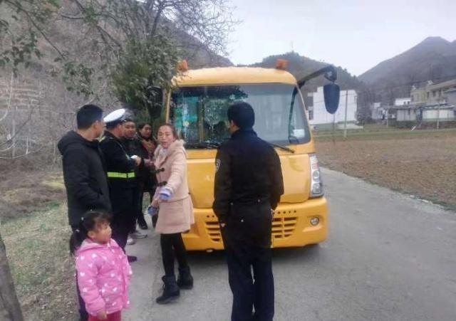 山陽科教局聯合交警大隊開展冬季校車安全隱患檢查