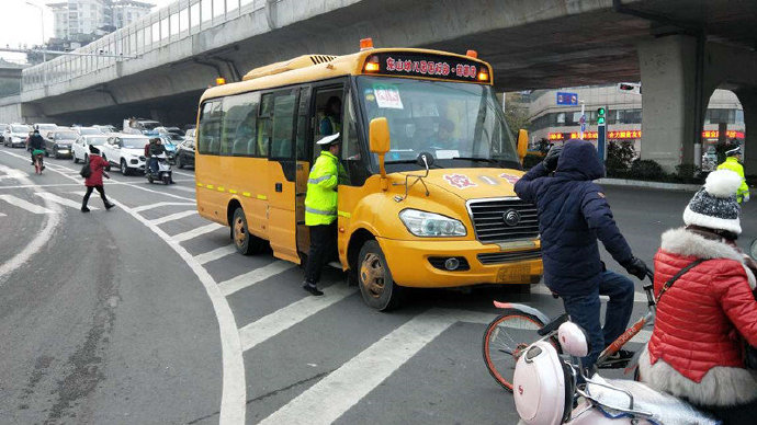 宜昌：校車警示燈未閃爍，交警隊司機進行處罰教育