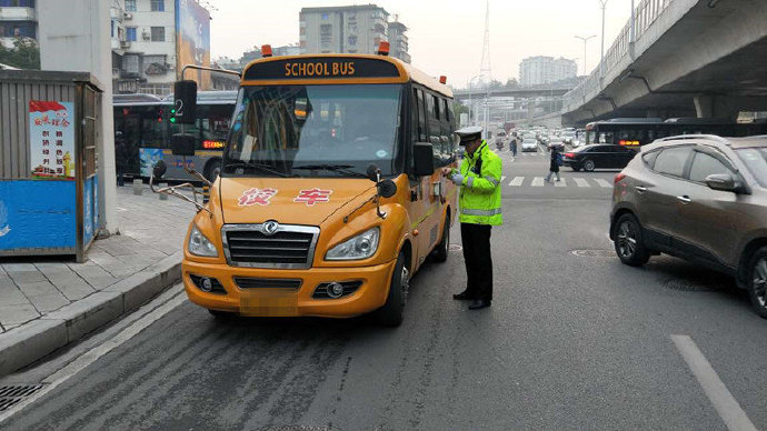 宜昌：校車警示燈未閃爍，交警隊司機進行處罰教育
