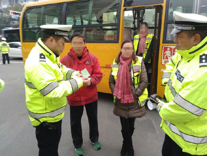 宜昌：校車警示燈未閃爍，交警隊司機進行處罰教育