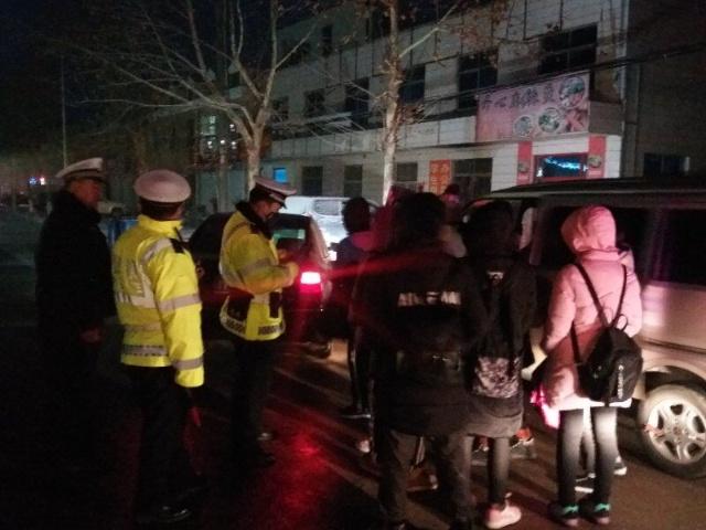 趁天黑，“黑校車”雪中超員，交警“偷偷”一路護(hù)送