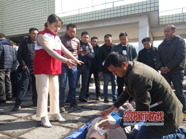 新寧縣舉辦校車司機救護知識培訓班