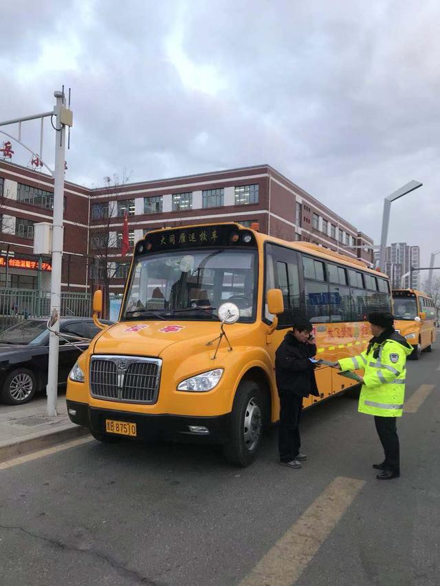 大同交警六大隊(duì)宣傳民警冬季攻堅(jiān)對(duì)校車進(jìn)行綜合治理和宣傳