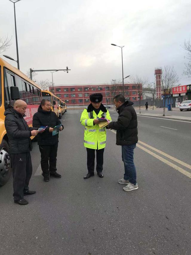 大同交警六大隊(duì)宣傳民警冬季攻堅(jiān)對(duì)校車進(jìn)行綜合治理和宣傳