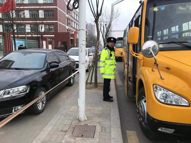 大同交警六大隊(duì)宣傳民警冬季攻堅(jiān)對(duì)校車進(jìn)行綜合治理和宣傳