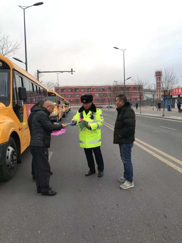大同交警六大隊(duì)宣傳民警冬季攻堅(jiān)對(duì)校車進(jìn)行綜合治理和宣傳