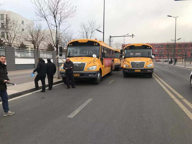 大同交警六大隊(duì)宣傳民警冬季攻堅(jiān)對(duì)校車進(jìn)行綜合治理和宣傳