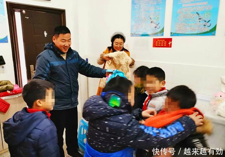 元旦后首個(gè)工作日，南京校車司機(jī)再次為貧困學(xué)生送上愛(ài)心
