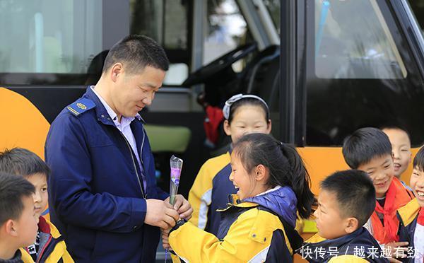 元旦后首個(gè)工作日，南京校車司機(jī)再次為貧困學(xué)生送上愛(ài)心