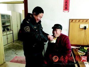 校車(chē)司機(jī)照顧偏癱鄰居七年 每天中午上門(mén)熱菜喂飯 按摩癱瘓軀體