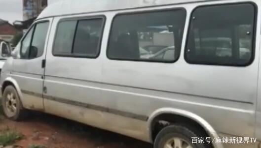 校車上放板凳當座位，五歲學生墜車死亡，司機竟稱是孩子自己跳車