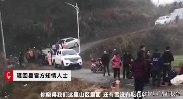 地方偏遠(yuǎn)沒(méi)校車靠家長(zhǎng)接送，結(jié)果側(cè)翻孩子身亡，網(wǎng)友：太窮了