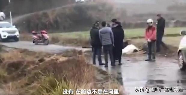 地方偏遠(yuǎn)沒(méi)校車靠家長(zhǎng)接送，結(jié)果側(cè)翻孩子身亡，網(wǎng)友：太窮了