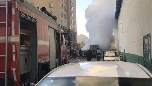 驚險！延吉一司機用明火暖車，將校車燒成空殼！