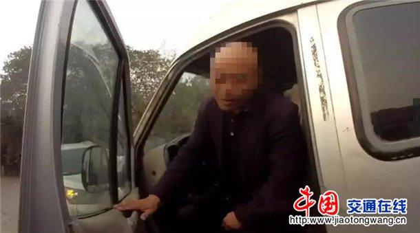核載15人 實(shí)載27人 這輛“黑校車”被河南南陽(yáng)交警拿下