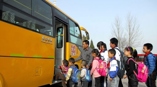 公交車(chē)和校車(chē)在同一線(xiàn)路，公交車(chē)可以拉線(xiàn)路內(nèi)的學(xué)生嗎？