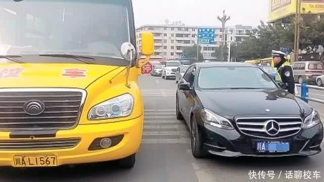 交警提醒：對著校車鳴喇叭打閃光燈，記6分罰200元！