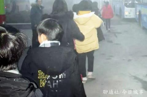 聊城一輛普通客車(chē)接送學(xué)生遭舉報(bào)，茌平開(kāi)出首張“黑校車(chē)”罰單