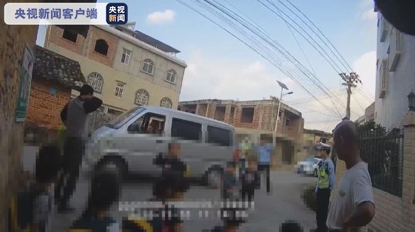 8座黑校車塞進(jìn)26人，幼兒園司機(jī)、園長(zhǎng)被起訴