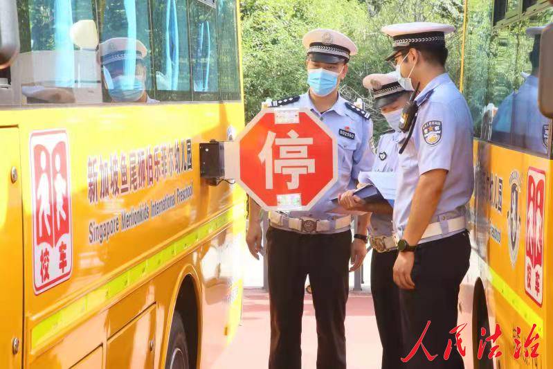 陜西省咸陽(yáng)市渭城交警為校車(chē)“體檢” 確保校車(chē)“健康”上路