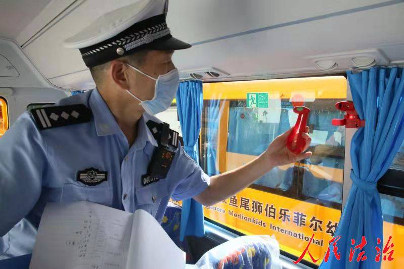 陜西省咸陽(yáng)市渭城交警為校車(chē)“體檢” 確保校車(chē)“健康”上路