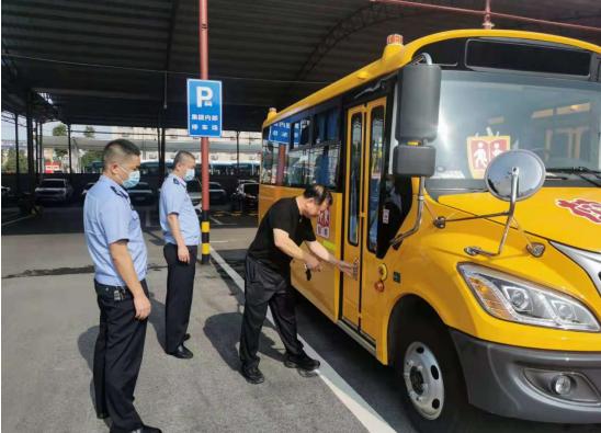 喜迎開學(xué)季，長沙岳麓區(qū)45輛新校車上崗