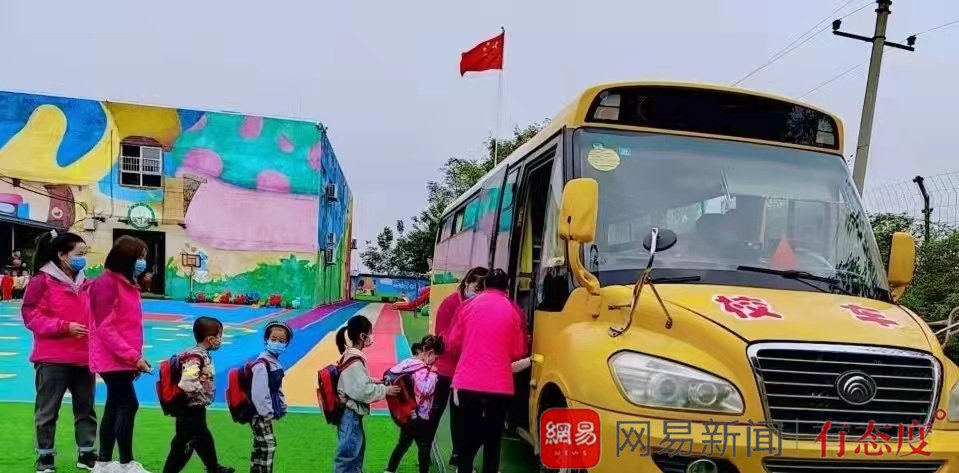 誠(chéng)信校車祝你“平安乘車，快樂(lè)成長(zhǎng)”