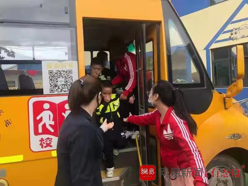 誠(chéng)信校車祝你“平安乘車，快樂(lè)成長(zhǎng)”
