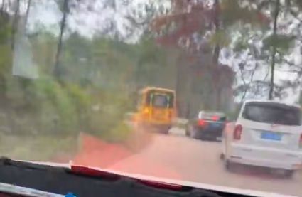 梧州市藤縣太平鎮(zhèn)一校車彎道超車，網(wǎng)友：把別人的孩子當兒戲