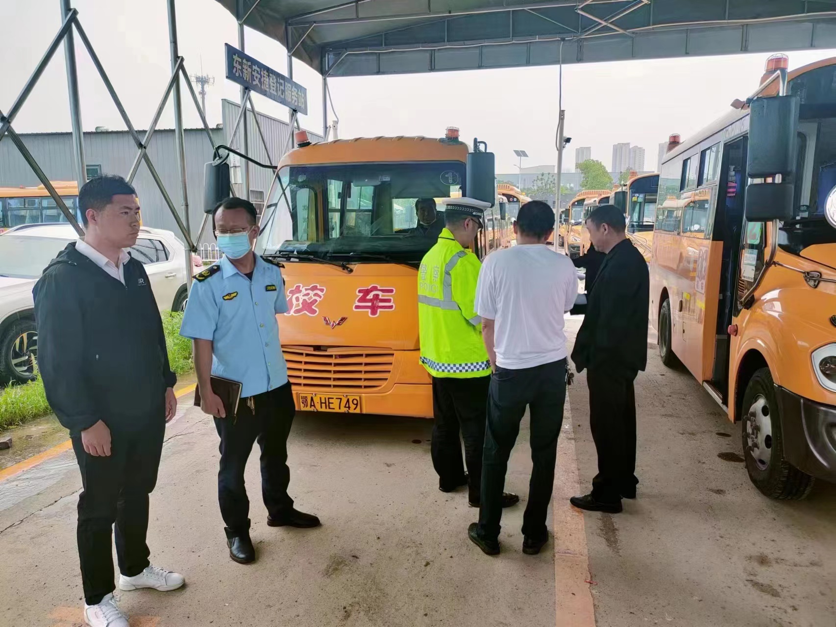 校車安全常檢查 筑牢護(hù)學(xué)平安路