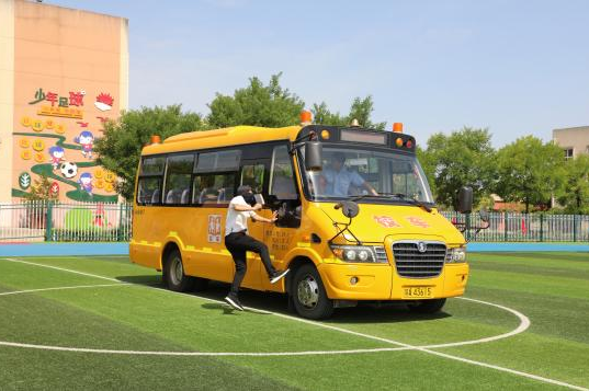 長(zhǎng)安區(qū)舉辦2024年校車安全應(yīng)急演練活動(dòng)
