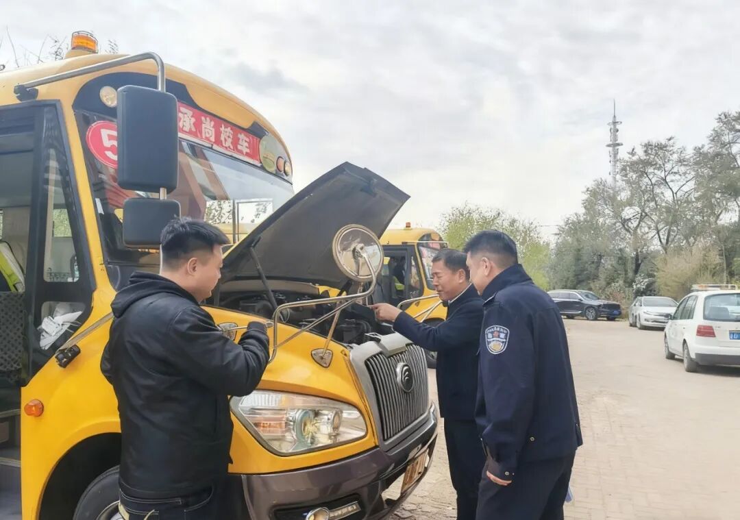 【工作動態(tài)】郊區(qū)交警大隊(duì)聯(lián)合多部門開展校車安全專項(xiàng)檢查 【工作動態(tài)】郊區(qū)交警大隊(duì)聯(lián)合多部門開展校車安全專項(xiàng)檢查