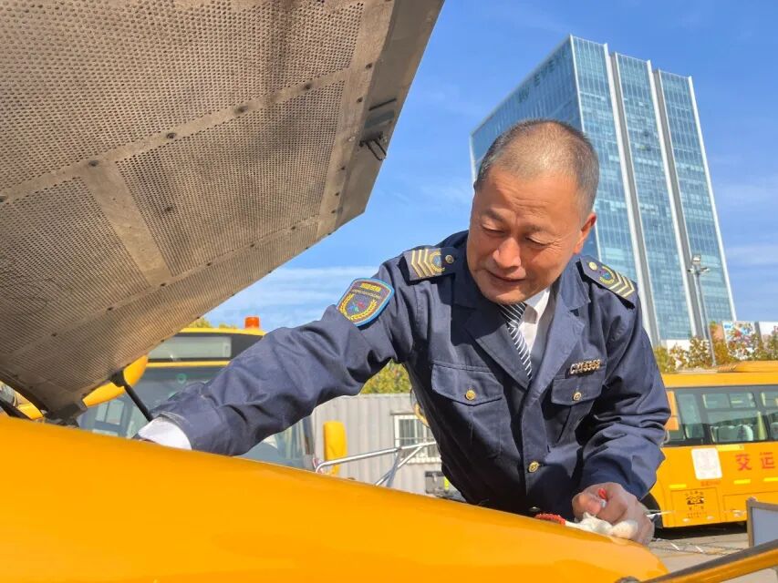 “大鼻子”校車做好“過冬”準備啦！