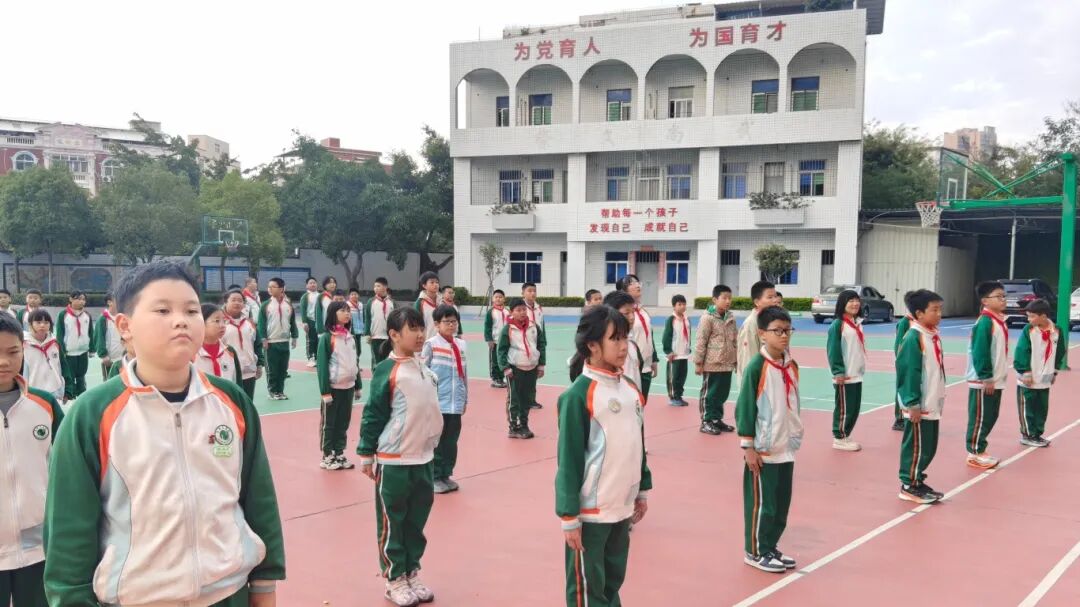 筑牢安全防線,守護成長之路——自然門實驗學校2025年秋季校車安全演練 筑牢安全防線,守護成長之路——自然門實驗學校2025年秋季校車安全演練