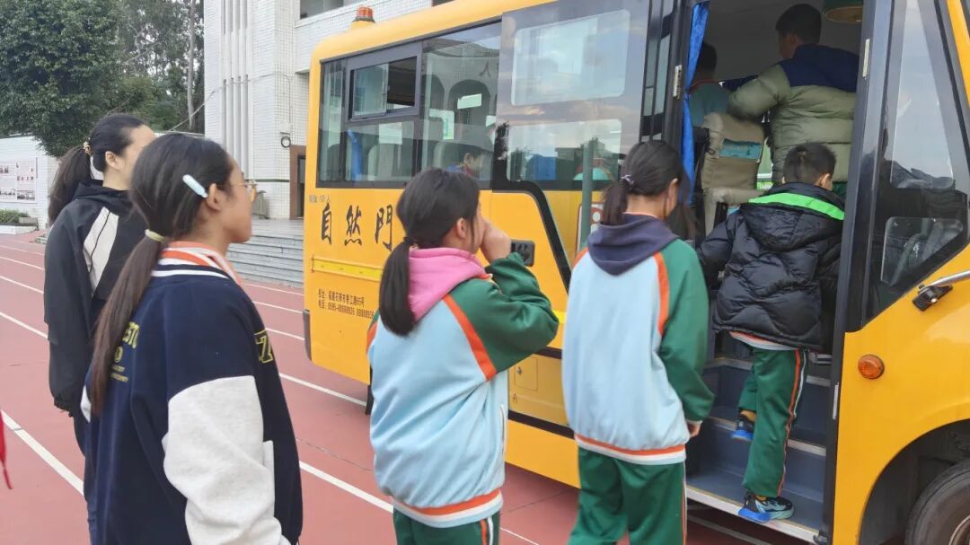 筑牢安全防線,守護成長之路——自然門實驗學校2025年秋季校車安全演練 筑牢安全防線,守護成長之路——自然門實驗學校2025年秋季校車安全演練