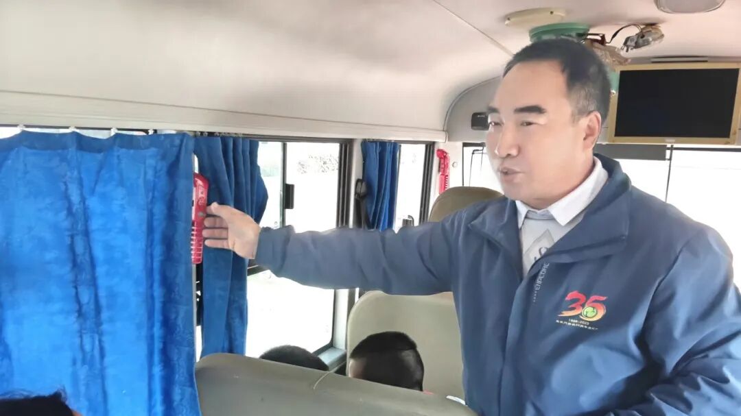 筑牢安全防線,守護成長之路——自然門實驗學校2025年秋季校車安全演練 筑牢安全防線,守護成長之路——自然門實驗學校2025年秋季校車安全演練