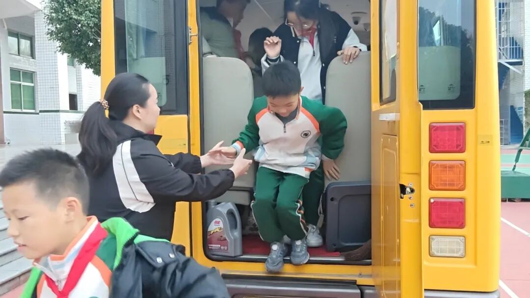 筑牢安全防線,守護成長之路——自然門實驗學校2025年秋季校車安全演練 筑牢安全防線,守護成長之路——自然門實驗學校2025年秋季校車安全演練