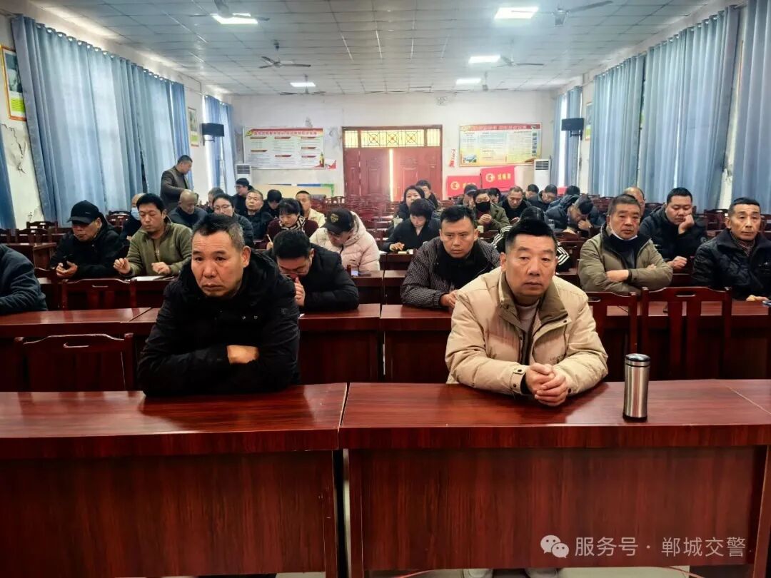 筑牢校車載人安全防線 鄲城交警聯合中心校開展校車駕駛員及隨車教師安全培訓會（二）