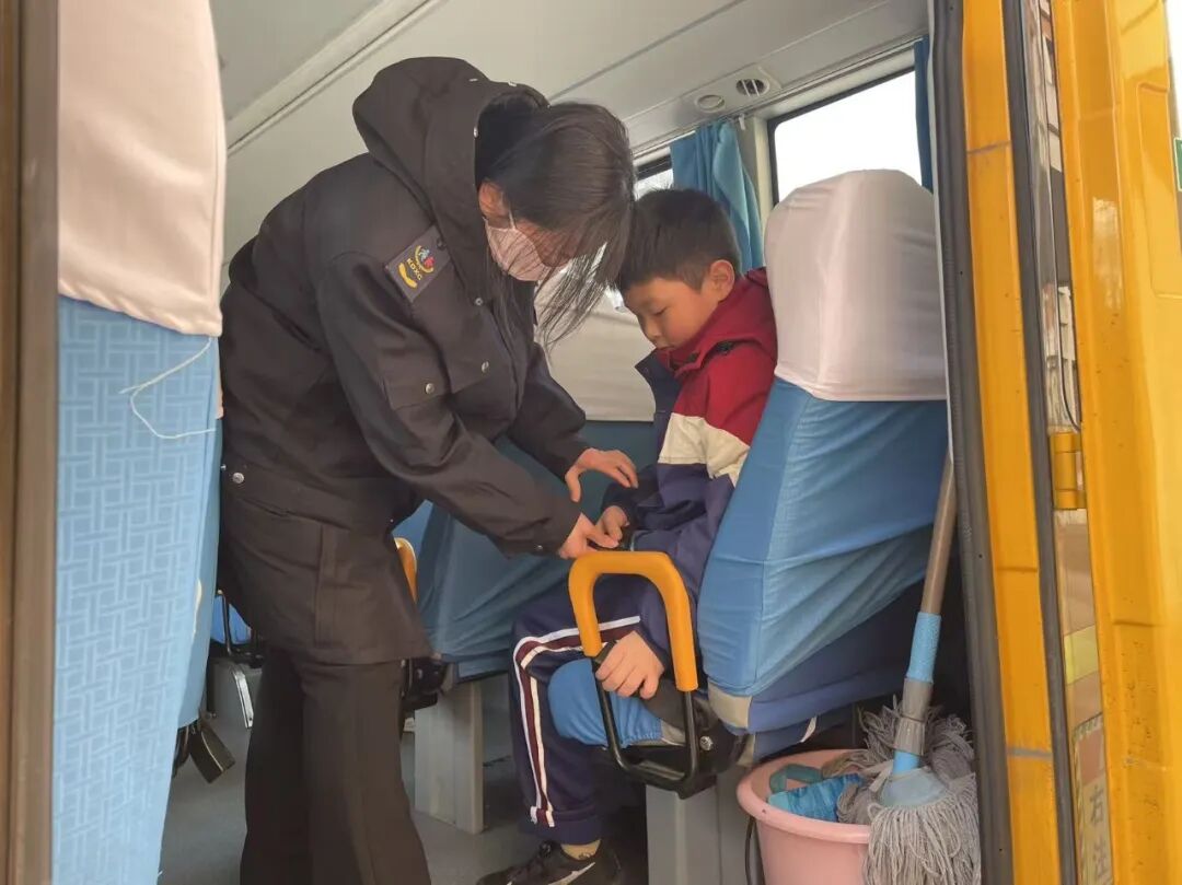 經(jīng)開區(qū)·平安校園創(chuàng)建】筑牢安全防線 守護平安出行——日照市獻唐學(xué)校開展校車應(yīng)急疏散演練