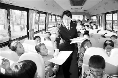 校車(chē)上的“法律講堂”