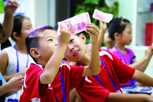 未成年人錯(cuò)誤消費(fèi)頻發(fā) 如何為孩子補(bǔ)上缺失的“財(cái)商教育”？