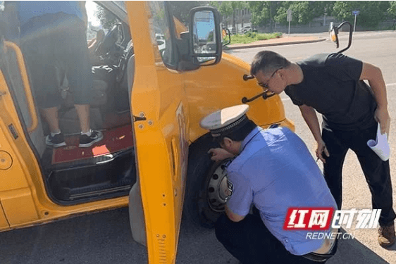 又一校車違規被查！校車駕駛員抽煙、駕車打電話