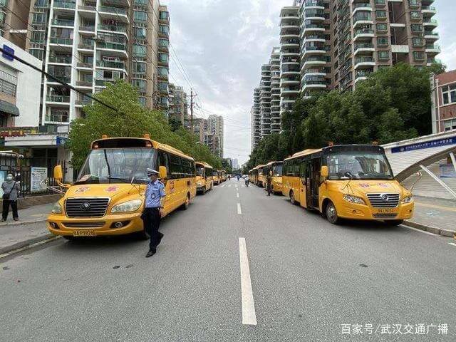 開學(xué)臨近 武漢江漢交警對(duì)校車進(jìn)行“體檢”