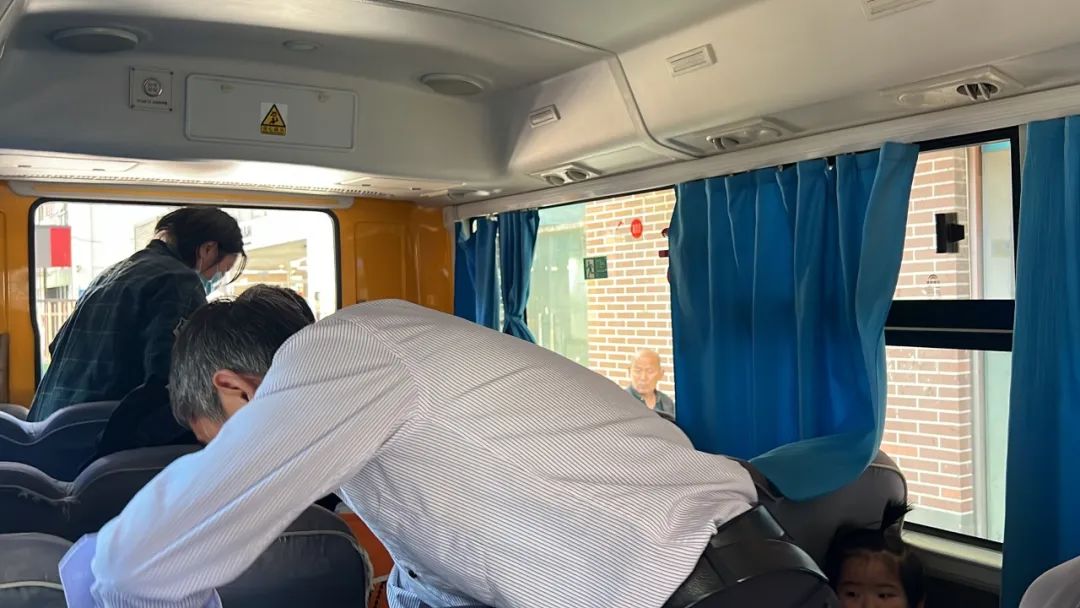 “為愛護航，校車安全伴我行”——上海松江區玉樹幼兒園校車安全應急演練活動