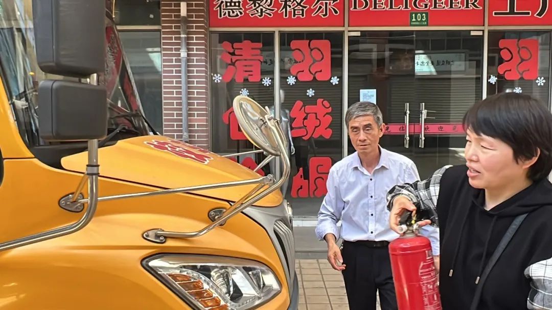 “為愛護航，校車安全伴我行”——上海松江區玉樹幼兒園校車安全應急演練活動