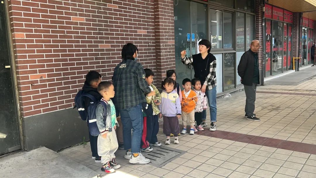 “為愛護航，校車安全伴我行”——上海松江區玉樹幼兒園校車安全應急演練活動